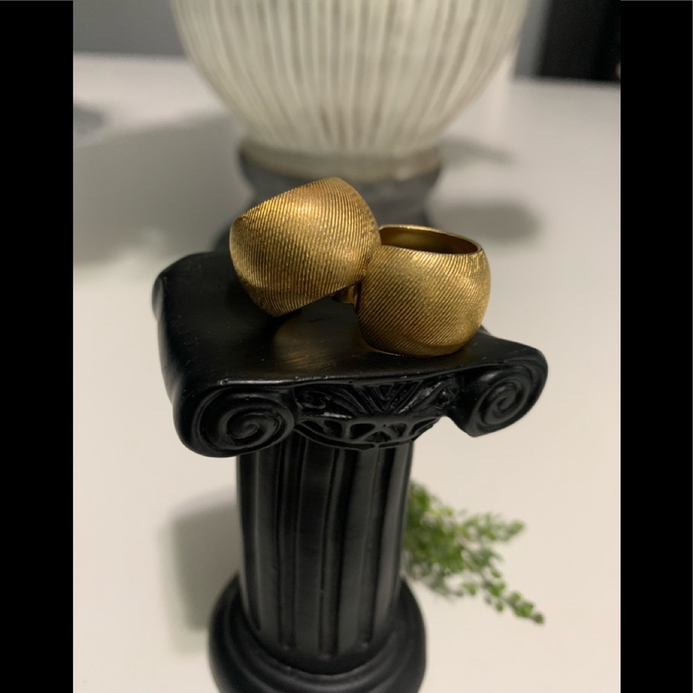 Vintage AVON Gold tone earrings.